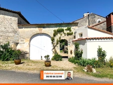 Propriété comprenant une maison charentaise de 230 m², attenant un gîte de 79 m² indépendant et un studio l’ensemble meublé. SAINT SATURNIN (16)