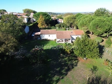 Maison de plain-pied de 120 m², 4/5 chambres et grand garage, au calme absolu. CHAMPNIERS (16)