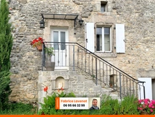 Propriété comprenant une maison charentaise de 230 m², attenant un gîte de 79 m² indépendant et un studio l’ensemble meublé. SAINT SATURNIN (16)