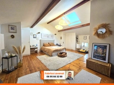 Propriété comprenant une maison charentaise de 230 m², attenant un gîte de 79 m² indépendant et un studio l’ensemble meublé. SAINT SATURNIN (16)