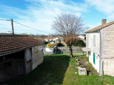 A vendre 🏠 PROJET RÉNO : MAISON en pierre (41 m² sur deux niveaux) + GRANGE (54 m²) INDÉPENDANTE, BRIE (16)
