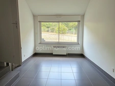 Maison de plain-pied de 120 m², 4/5 chambres et grand garage, au calme absolu. CHAMPNIERS (16)