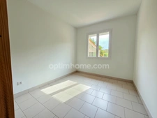 Maison de plain-pied de 120 m², 4/5 chambres et grand garage, au calme absolu. CHAMPNIERS (16)