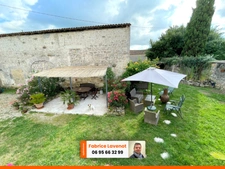 Propriété comprenant une maison charentaise de 230 m², attenant un gîte de 79 m² indépendant et un studio l’ensemble meublé. SAINT SATURNIN (16)
