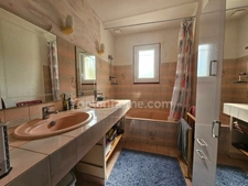 Maison de plain-pied de 120 m², 4/5 chambres et grand garage, au calme absolu. CHAMPNIERS (16)