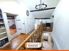 Propriété comprenant une maison charentaise de 230 m², attenant un gîte de 79 m² indépendant et un studio l’ensemble meublé. SAINT SATURNIN (16)