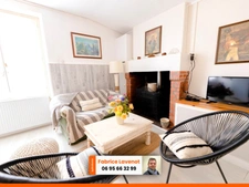 Propriété comprenant une maison charentaise de 230 m², attenant un gîte de 79 m² indépendant et un studio l’ensemble meublé. SAINT SATURNIN (16)