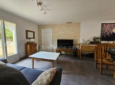 Maison de plain-pied de 120 m², 4/5 chambres et grand garage, au calme absolu. CHAMPNIERS (16)