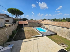 Maison charentaise de 230 m², 5 chambres, un bureau, piscine et un garage de 90 m² LINARS (16)
