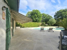 Maison de plain-pied de 153 m² avec 4 chambres, un garage et une piscine. MOUTHIERS SUR BOEME (16)