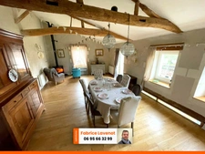 Propriété comprenant une maison charentaise de 230 m², attenant un gîte de 79 m² indépendant et un studio l’ensemble meublé. SAINT SATURNIN (16)