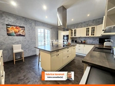 Maison de plain-pied de 153 m² avec 4 chambres, un garage et une piscine. MOUTHIERS SUR BOEME (16)