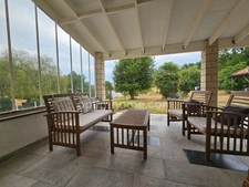 Maison de plain-pied de 120 m², 4/5 chambres et grand garage, au calme absolu. CHAMPNIERS (16)