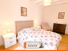 Propriété comprenant une maison charentaise de 230 m², attenant un gîte de 79 m² indépendant et un studio l’ensemble meublé. SAINT SATURNIN (16)