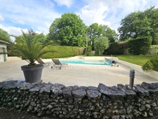 Maison de plain-pied de 153 m² avec 4 chambres, un garage et une piscine. MOUTHIERS SUR BOEME (16)