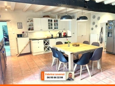 Propriété comprenant une maison charentaise de 230 m², attenant un gîte de 79 m² indépendant et un studio l’ensemble meublé. SAINT SATURNIN (16)