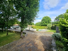 Maison de plain-pied de 153 m² avec 4 chambres, un garage et une piscine. MOUTHIERS SUR BOEME (16)
