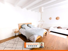 Propriété comprenant une maison charentaise de 230 m², attenant un gîte de 79 m² indépendant et un studio l’ensemble meublé. SAINT SATURNIN (16)