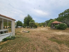 Maison de plain-pied de 120 m², 4/5 chambres et grand garage, au calme absolu. CHAMPNIERS (16)