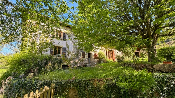 SOUS OFFRE ACCEPTEE - Maison à vendre 7 pièces proche de CHAUFFAILLES (71) 216m² - 5 chambres - dépendances - terrain 1495m²