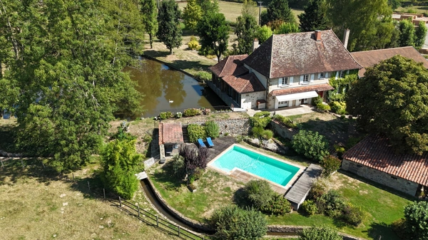 Maison à vendre 11 pièces proche de LA CLAYETTE (71) 346m² - 6 chambres - dépendances - piscine - terrain 14178 m²