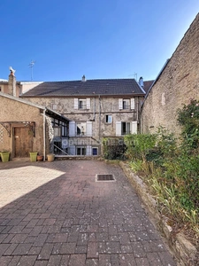 Grande maison familiale pleine de charme et de potentiel.