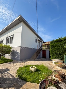 Maison individuelle 4 pièces avec jardin, garage et terrasse.