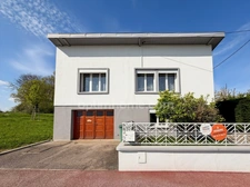 Maison individuelle 4 pièces avec jardin, garage et terrasse.