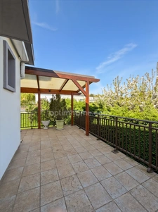 Maison individuelle 4 pièces avec jardin, garage et terrasse.