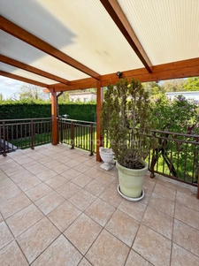 Maison individuelle 4 pièces avec jardin, garage et terrasse.
