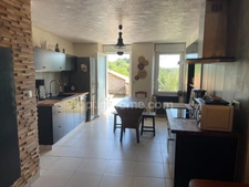 Maison en pierre avec grange sol quartz  de 290 m2 sur terrain de 3290 m2. 