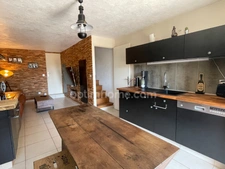 Maison en pierre avec grange sol quartz  de 290 m2 sur terrain de 3290 m2. 