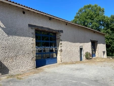 Maison en pierre avec grange sol quartz  de 290 m2 sur terrain de 3290 m2. 
