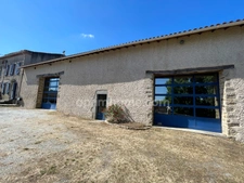 Maison en pierre avec grange sol quartz  de 290 m2 sur terrain de 3290 m2. 