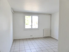 Studio en RDC avec parking BRUYERES LE CHATEL (91)