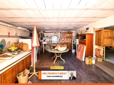 MAISON EN PIERRE DE SEMI PLAIN-PIED DE 86 M2, L’ENSEMBLE SUR 4560 M² DE TERRAIN CLOS AVEC DES DÉPENDANCES >