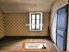 IMMEUBLE AVEC CHAMBRE SUR 206 M² ET UN LOCAL COMMERCIAL DE 97 M², L’ENSEMBLE SUR 353 M² DE TERRAIN :