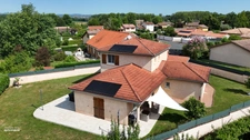 Maison familiale 4 chambres centre Grièges sur joli terrain clos 