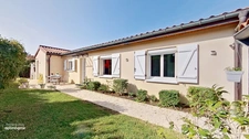 Grande maison avec piscine, cuisine d'été et espaces de vie exceptionnels.