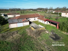 Entre Mâcon et Bourg en Bresse : ancienne ferme grandes superficies et plus de 15 500 m de terrain 