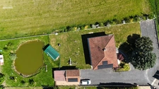 Maison familiale rénovée – 5 chambres – Jardin avec plan d’eau – Secteur Vonnas