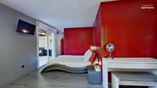 Grande maison avec piscine, cuisine d'été et espaces de vie exceptionnels.