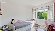 Grande maison avec piscine, cuisine d'été et espaces de vie exceptionnels.