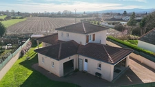 Maison familiale 4 chambres centre Grièges sur joli terrain clos 
