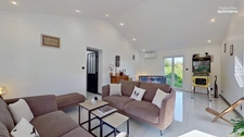 Grande maison avec piscine, cuisine d'été et espaces de vie exceptionnels.