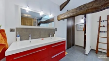 Maison ancienne rénovée avec charme – terrain paysagé, piscine et annexes