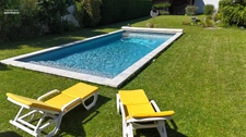 Maison ancienne rénovée avec charme – terrain paysagé, piscine et annexes