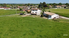 Maison avec grands volumes et fort potentiel sur Grièges – Terrain de plus de 4 000 m²