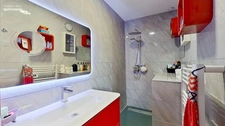 Grande maison avec piscine, cuisine d'été et espaces de vie exceptionnels.