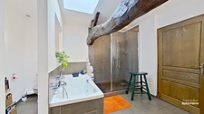 Maison ancienne rénovée avec charme – terrain paysagé, piscine et annexes